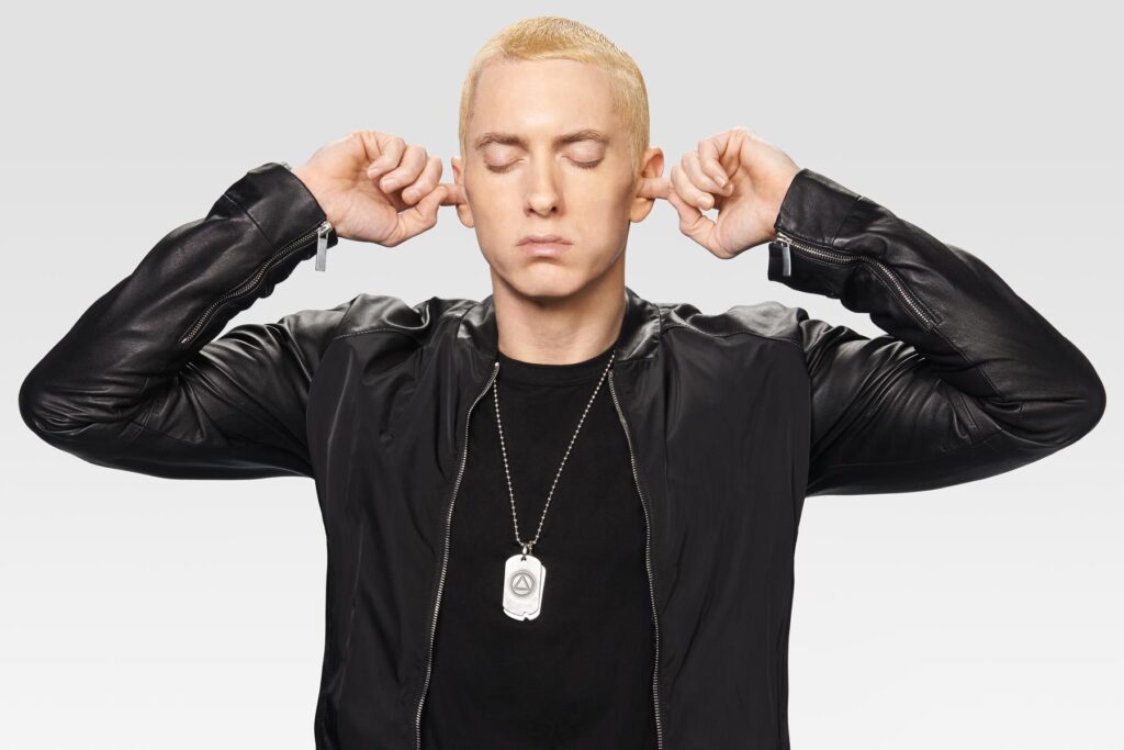 eminem-completa-43-anos-1024x683 De Detrito a Ícone  A Saga de Eminem na Música